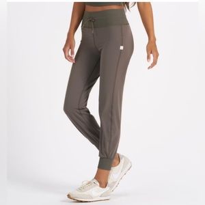 Vuori Women’s Daily Jogger - size large - colour: oregano